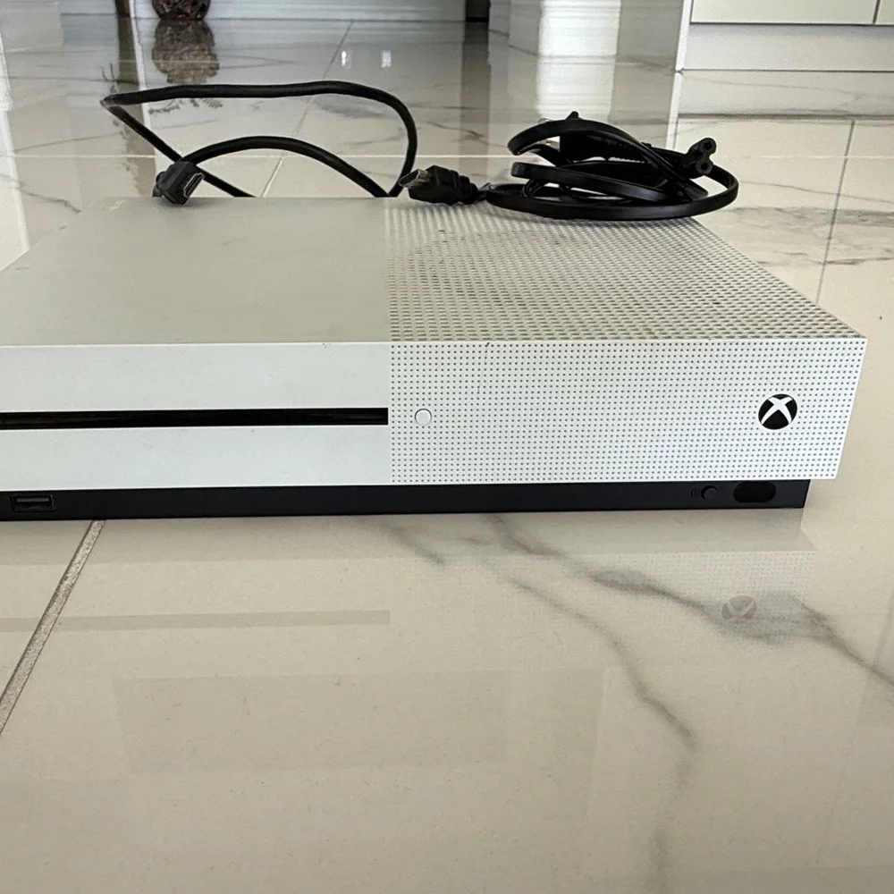 Xbox One S Bundle – Console + Controller + 2 Turtle Beach Headsets